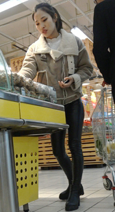 超市皮裤紧臀美少妇第一季