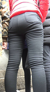 古街黑裤子少妇美臀特写