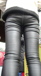 街拍皮裤熟女前后特写