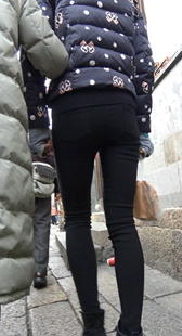 古街黑裤美臀小美女