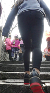 街拍两黑裤圆臀美女第二季