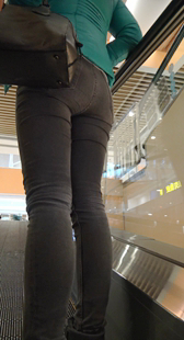 商场电梯大屁股黑裤