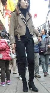 紧身黑色牛仔裤翘臀美女第二季