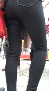 饱满圆臀黑牛仔少妇