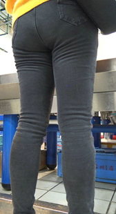 超市重口味黑裤大妈