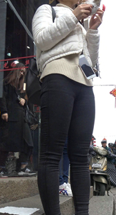 超紧黑牛仔宽臀熟女