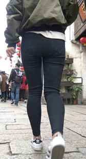 街拍超紧黑牛仔裤少女开发多