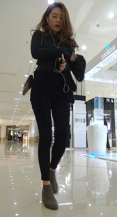 商场紧身黑裤大美女