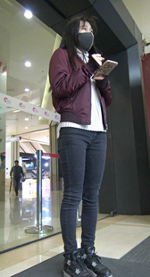 商场超紧黑牛仔美女前后摄