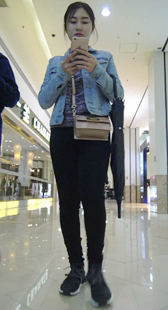 商场打底大翘臀美女