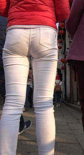 街拍白牛仔深沟熟女