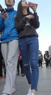 街拍牛仔裤大美女开发多