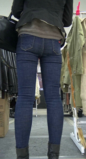 牛仔大长腿少妇买衣服