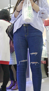 商场紧身牛仔小胖妞