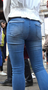 超紧牛仔裤宽臀少妇