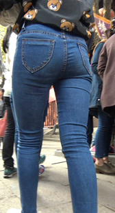 古街紧身牛仔包臀少妇