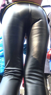 超紧皮裤紧内痕妈咪