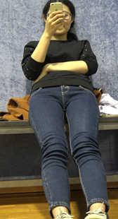 牛仔少妇打网球