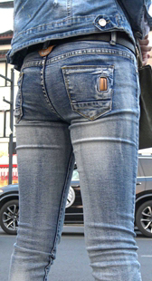 街拍超紧灰牛少妇等车