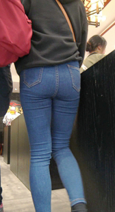 跟拍紧身牛仔裤翘臀少妇