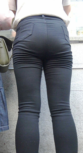 超紧黑裤翘臀小少妇身材好