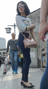 超紧身牛仔裤大美女真迷人