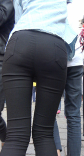 紧身打底饱满圆臀少女