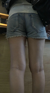 牛仔热裤长腿少女在排队