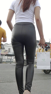 高跟皮裤饱满丰臀紧内痕美女