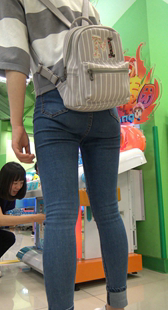 商场紧身牛仔背包少女