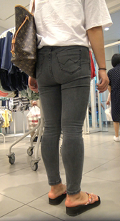 商场大屁股黑牛仔少女