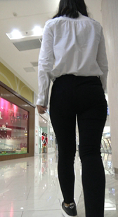 商场黑裤紧宽臀