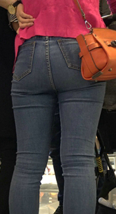 商场翘臀牛仔裤少妇