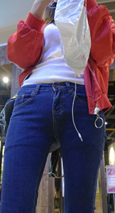 商场性感蓝牛前三角特写