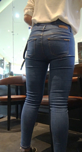 商场饱满翘臀牛仔裤少妇