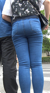 街拍超紧牛仔熟女臀