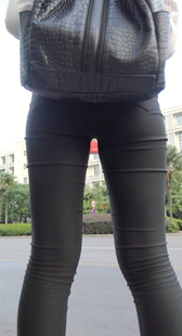 公交站黑裤大PP学生妹