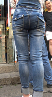 古街背带牛仔裤少妇