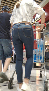 跟拍超市紧身牛仔裤少妇