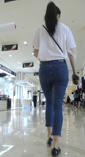 商场紧牛少女身材好