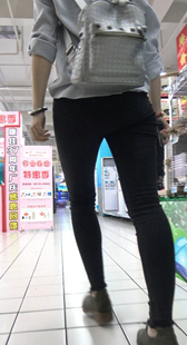 超市紧臀背包学生