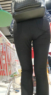 超市打底圆臀少妇