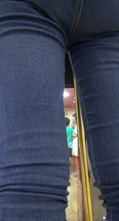 商场牛仔包臀小情侣