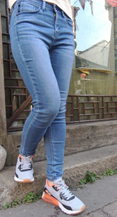 古街紧牛包臀小少妇