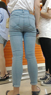 商场超紧牛仔紧内痕少女