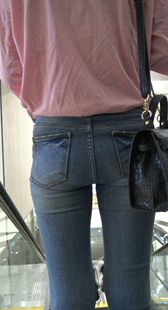 商场超紧牛仔美少妇