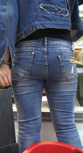 超市饱满翘臀成熟少妇