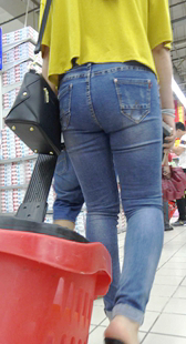 超市丰臀蓝牛紧内痕熟女