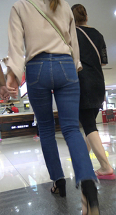 商场超紧牛仔宽臀少妇