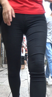 街拍黑裤宽臀熟女